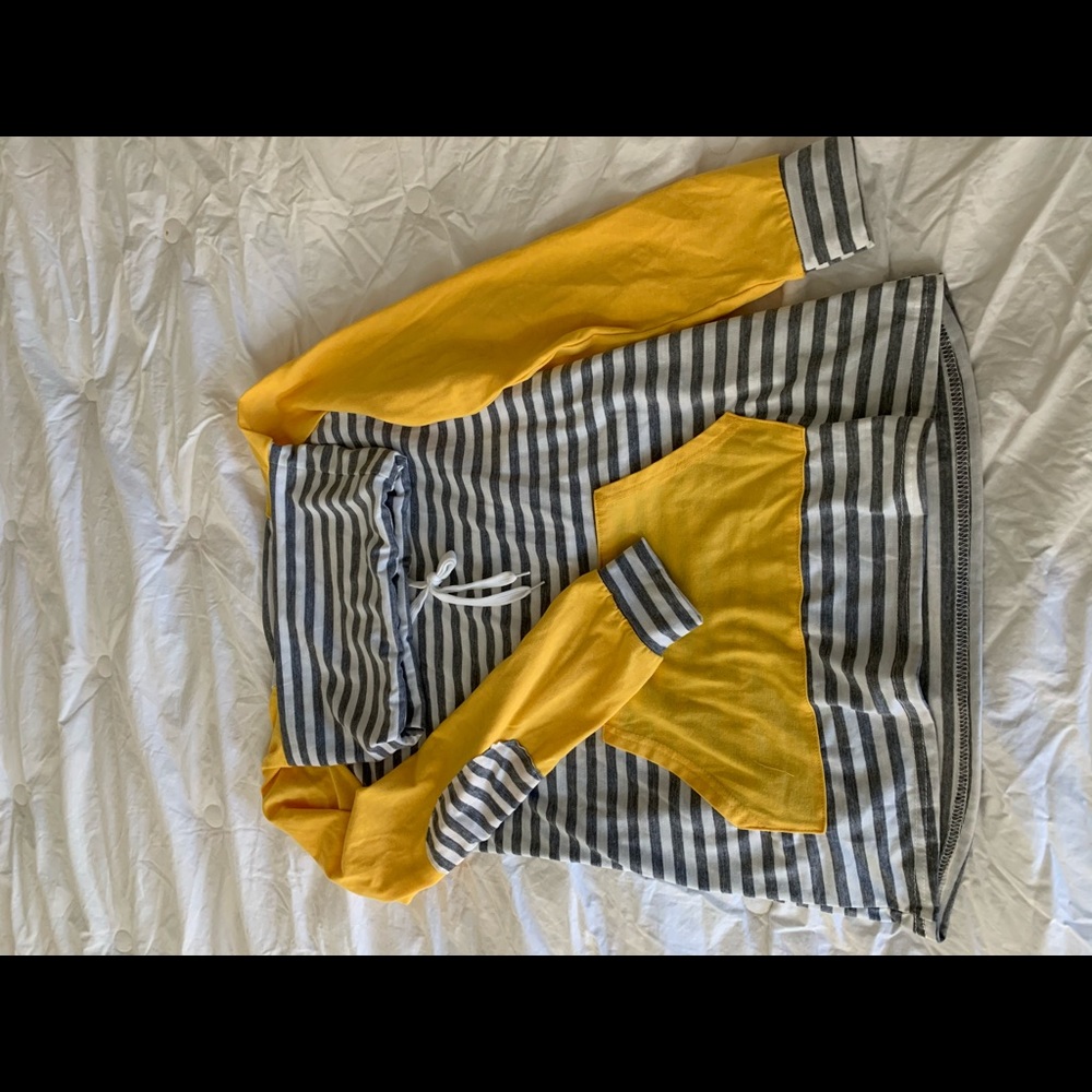 Elfin light weight long sleeve title neck.
